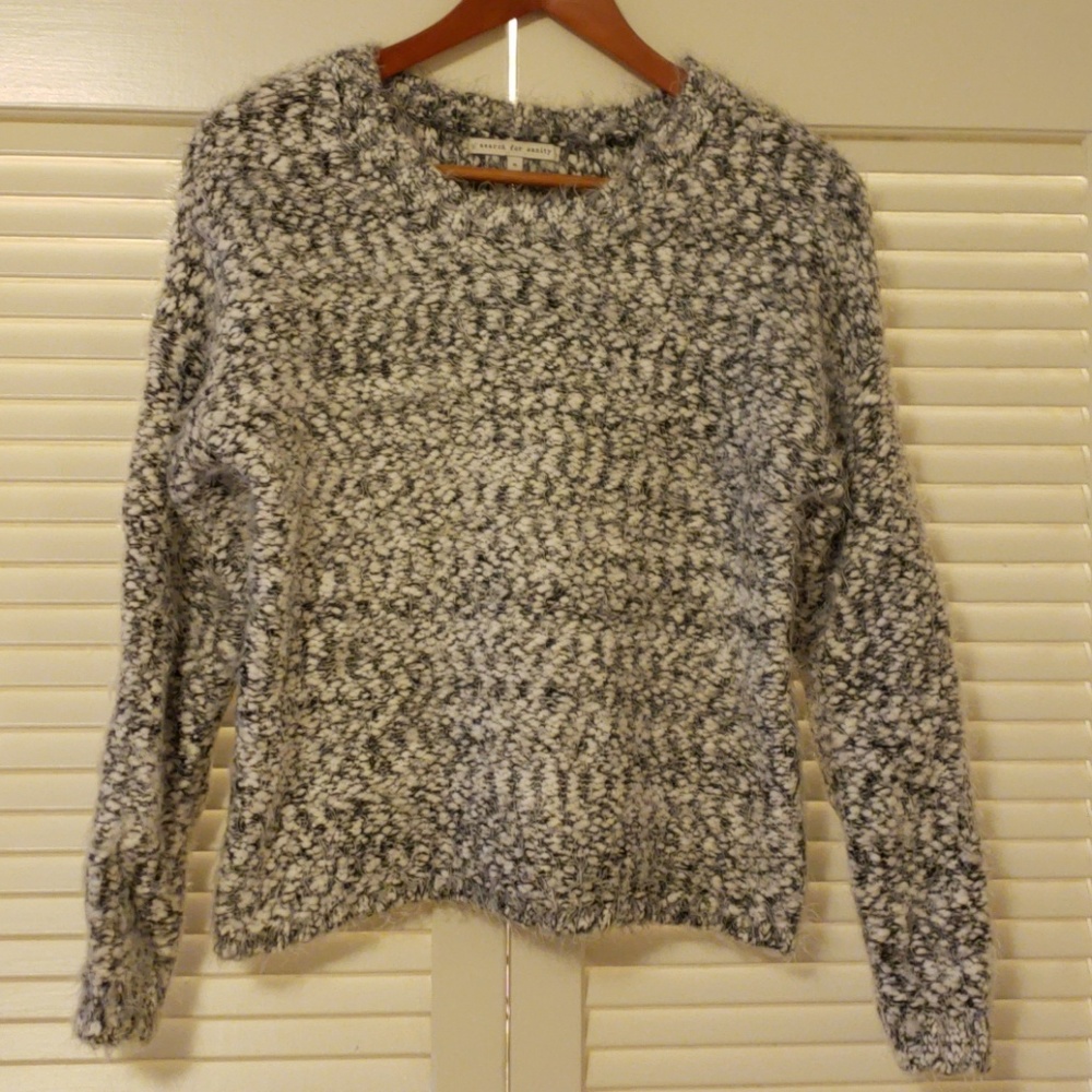 Like New, White/Black crew neck sweater, M